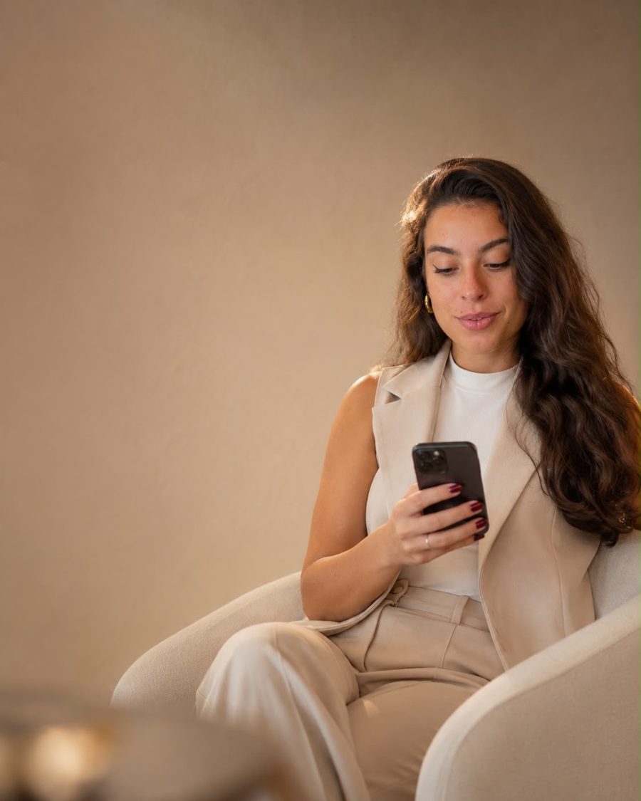 Luíza Aguiar olhando o celular